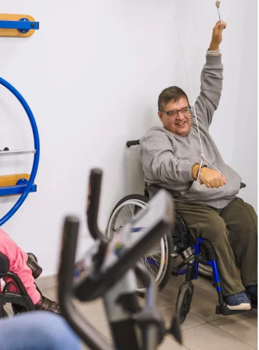 Physiotherapist providing cardiac rehabilitation physiotherapy treatment at home in Karachi