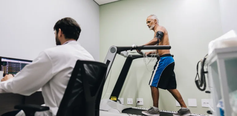 Physiotherapist providing cardiopulmonary physiotherapy treatment at home in Karachi