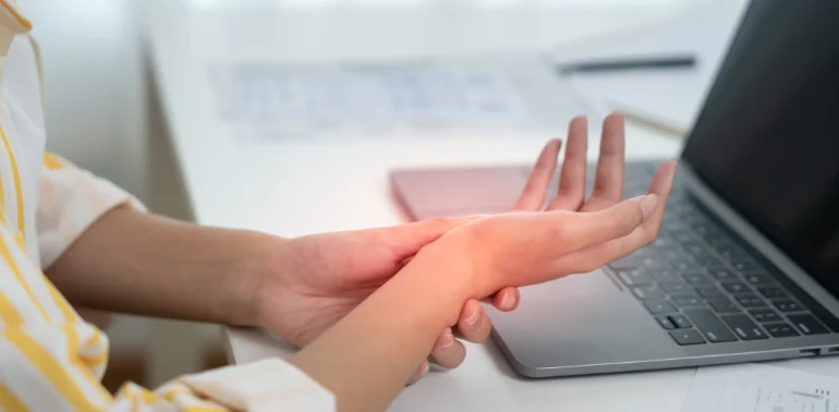 Physiotherapist providing carpal tunnel syndrome physiotherapy treatment at home in Karachi