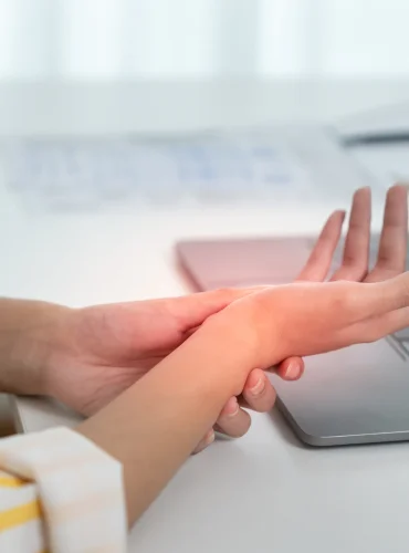 Physiotherapist providing carpal tunnel syndrome physiotherapy treatment at home in Karachi