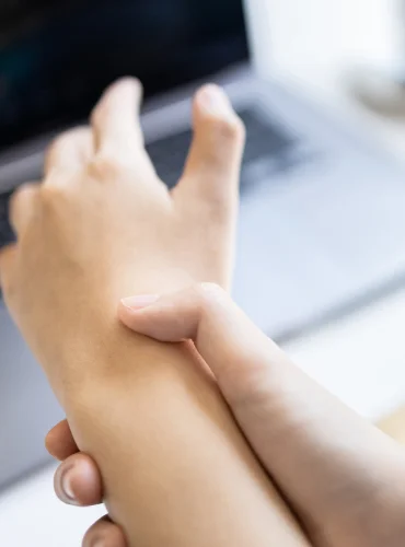 Physiotherapist providing De Quervain’s tenosynovitis physiotherapy treatment at home in Karachi