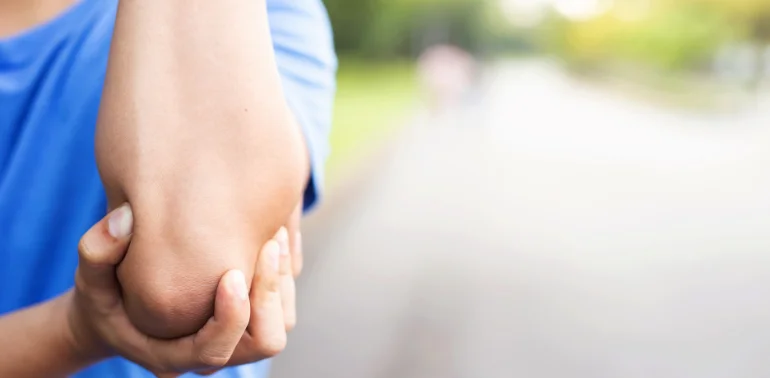 Physiotherapist providing elbow arthritis physiotherapy treatment at home in Karachi