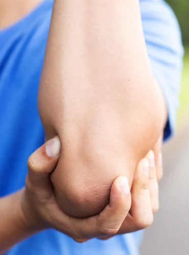 Physiotherapist providing elbow arthritis physiotherapy treatment at home in Karachi