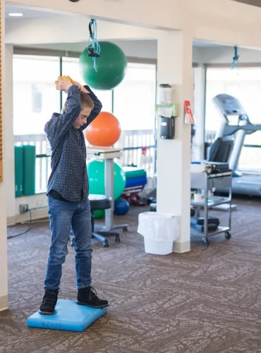 Physiotherapist providing endurance training physiotherapy for athletes at home in Karachi