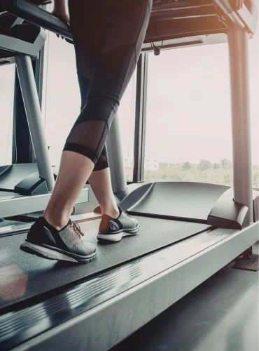 Physiotherapist providing exercise tolerance training physiotherapy treatment at home in Karachi