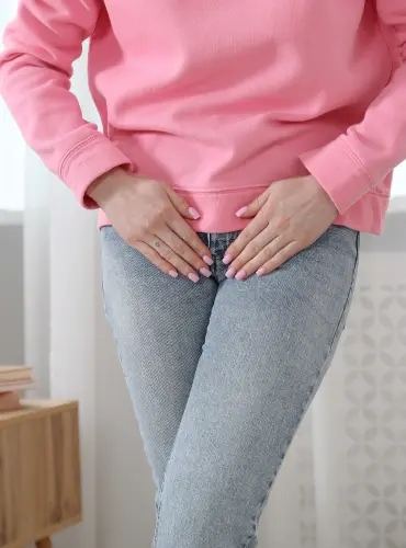 Physiotherapist providing mixed urinary incontinence physiotherapy treatment at home in Karachi